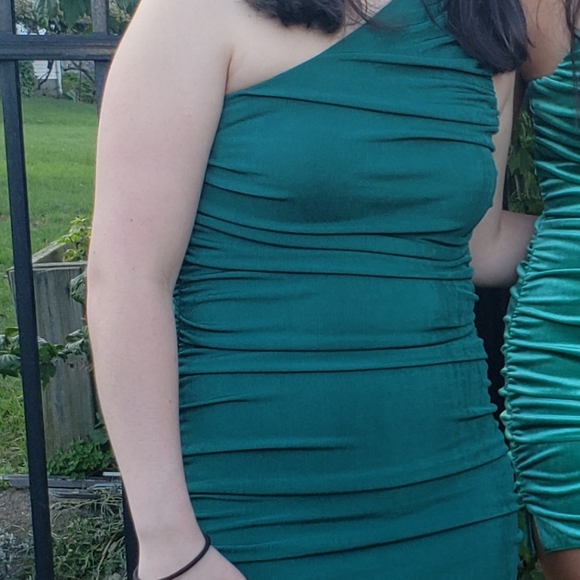 Medium one shoulder emerald color cocktail dress - Picture 2 of 3